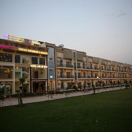 Anandam Clarks Inn Suites Vrindāvan Buitenkant foto