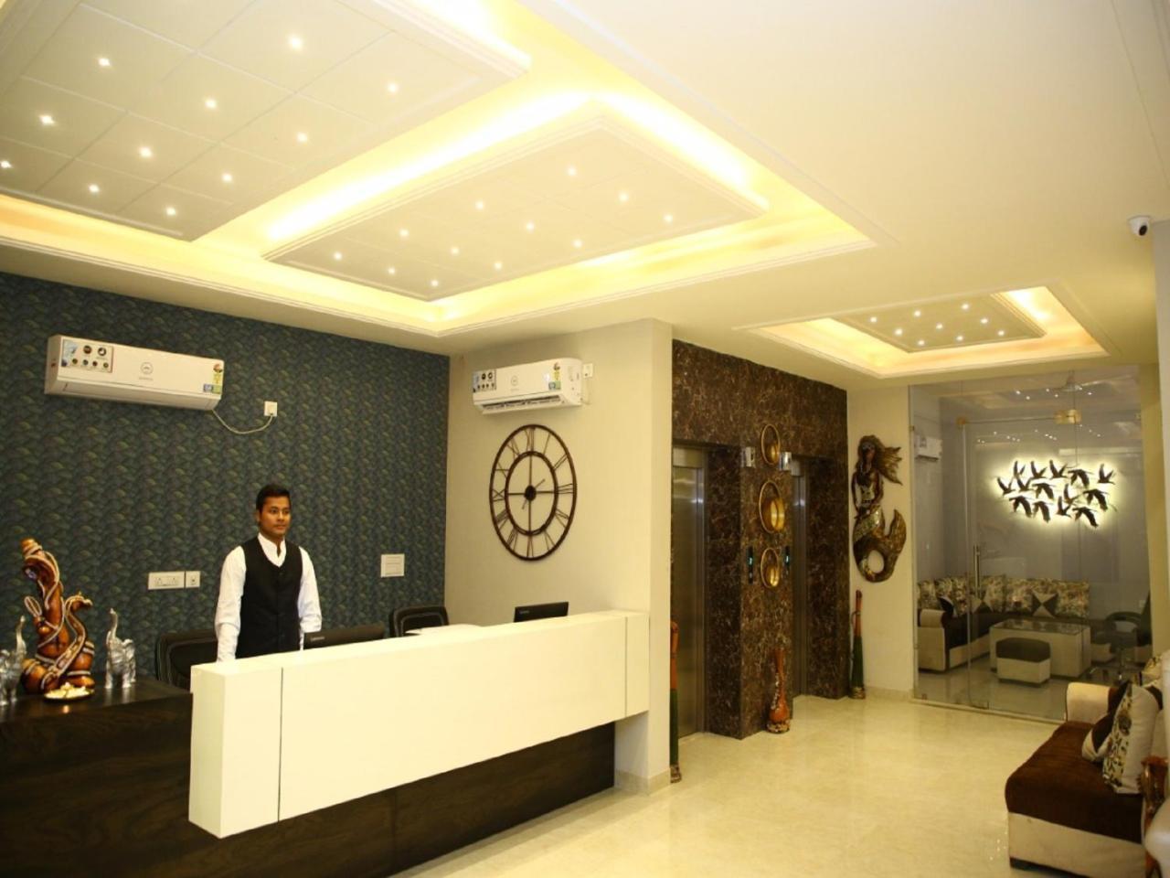 Anandam Clarks Inn Suites Vrindāvan Buitenkant foto