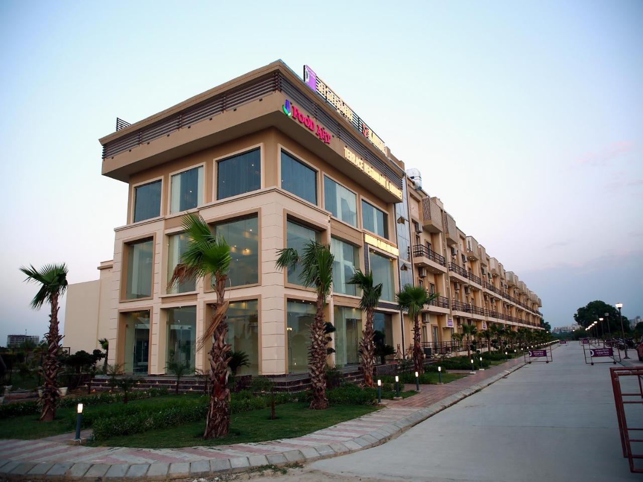 Anandam Clarks Inn Suites Vrindāvan Buitenkant foto