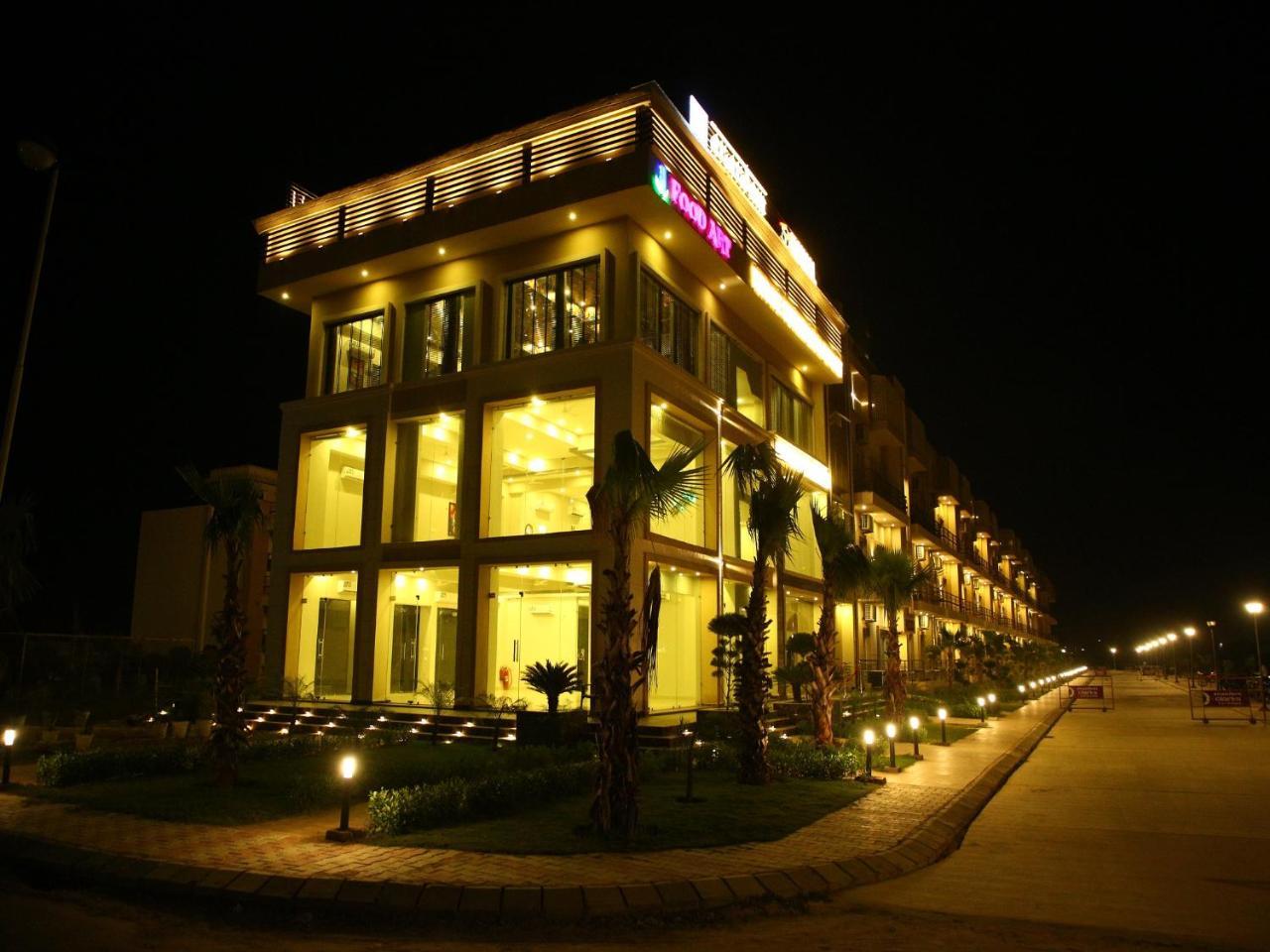 Anandam Clarks Inn Suites Vrindāvan Buitenkant foto