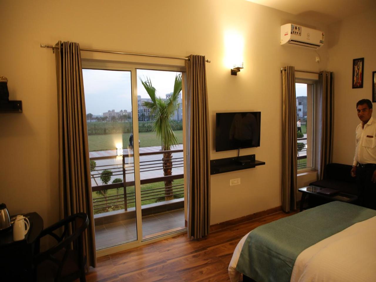 Anandam Clarks Inn Suites Vrindāvan Buitenkant foto