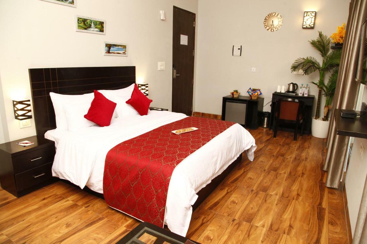 Anandam Clarks Inn Suites Vrindāvan Buitenkant foto