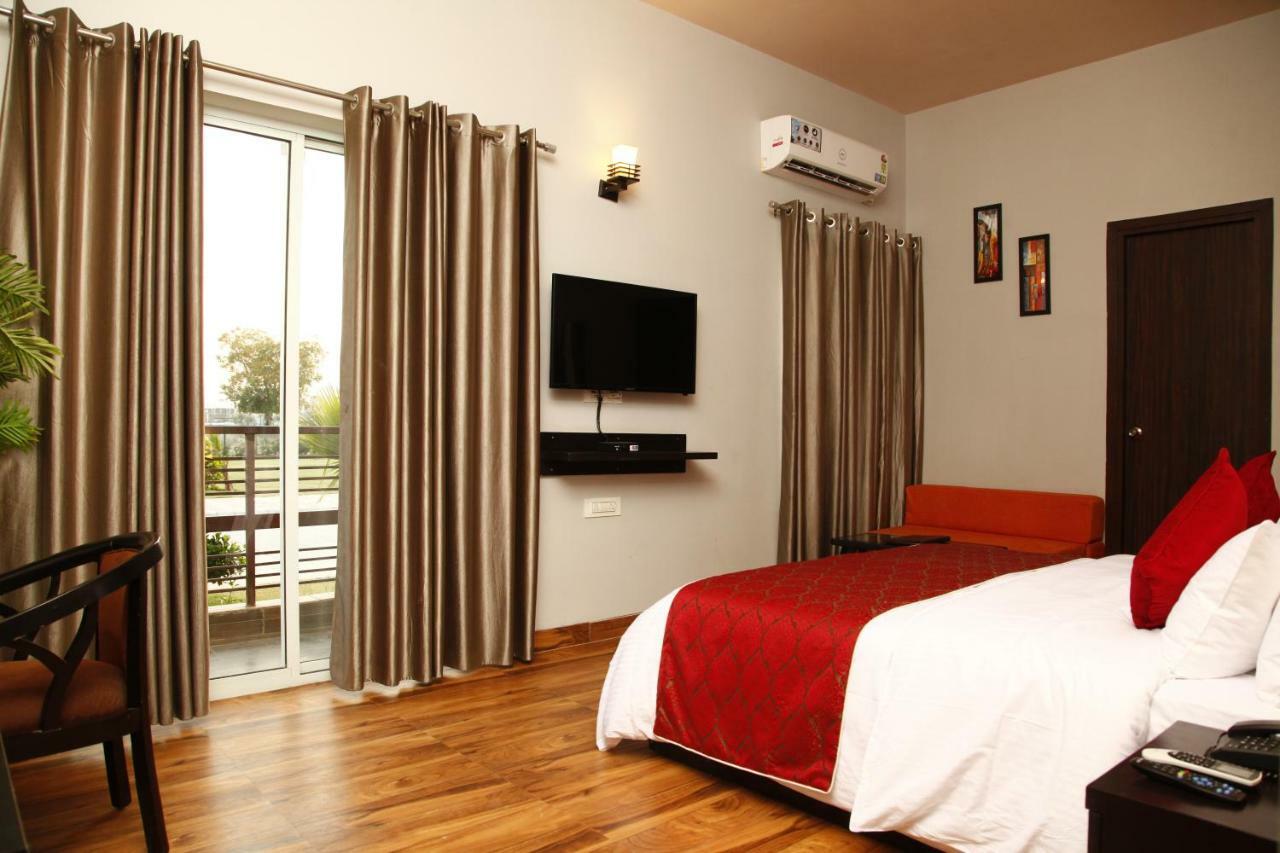 Anandam Clarks Inn Suites Vrindāvan Buitenkant foto