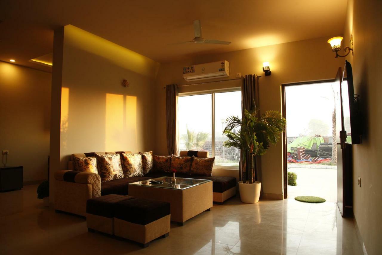 Anandam Clarks Inn Suites Vrindāvan Buitenkant foto