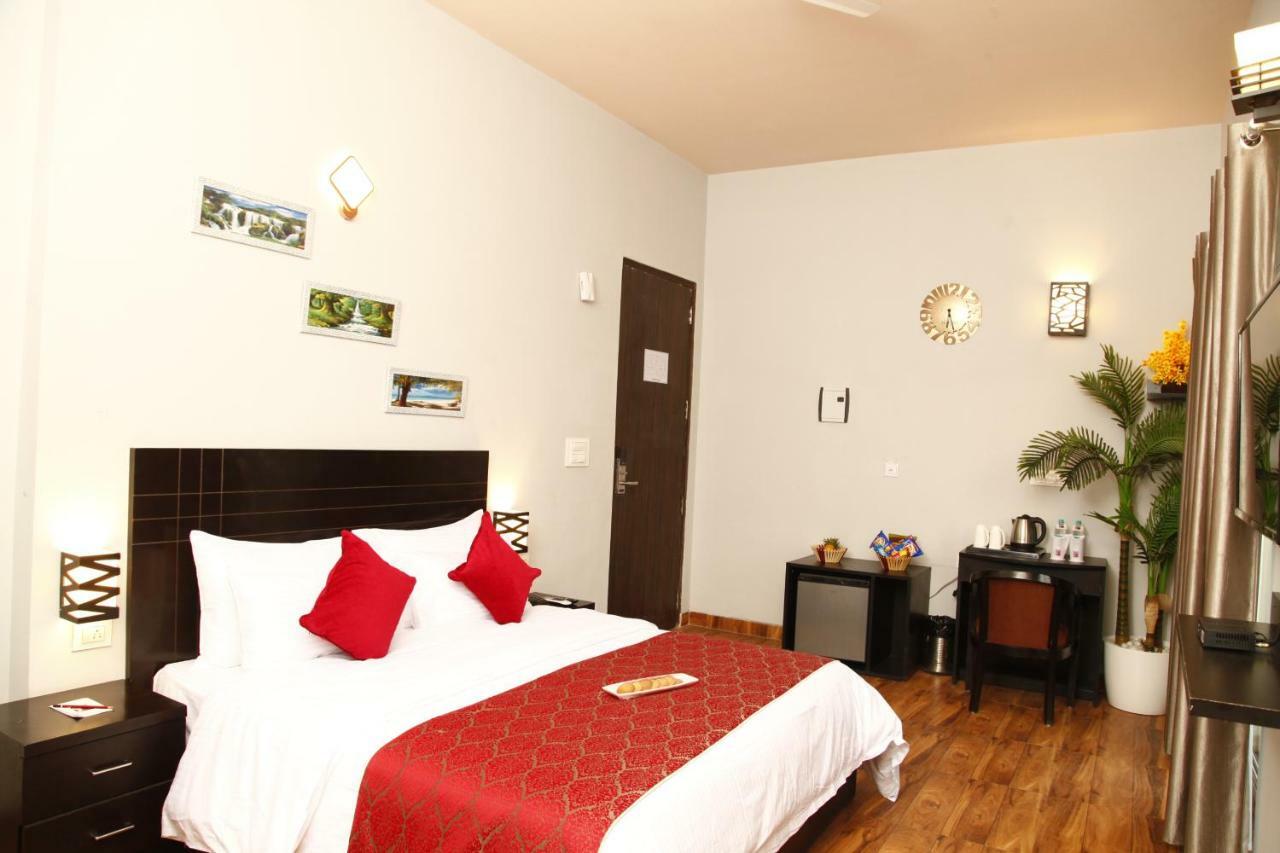 Anandam Clarks Inn Suites Vrindāvan Buitenkant foto