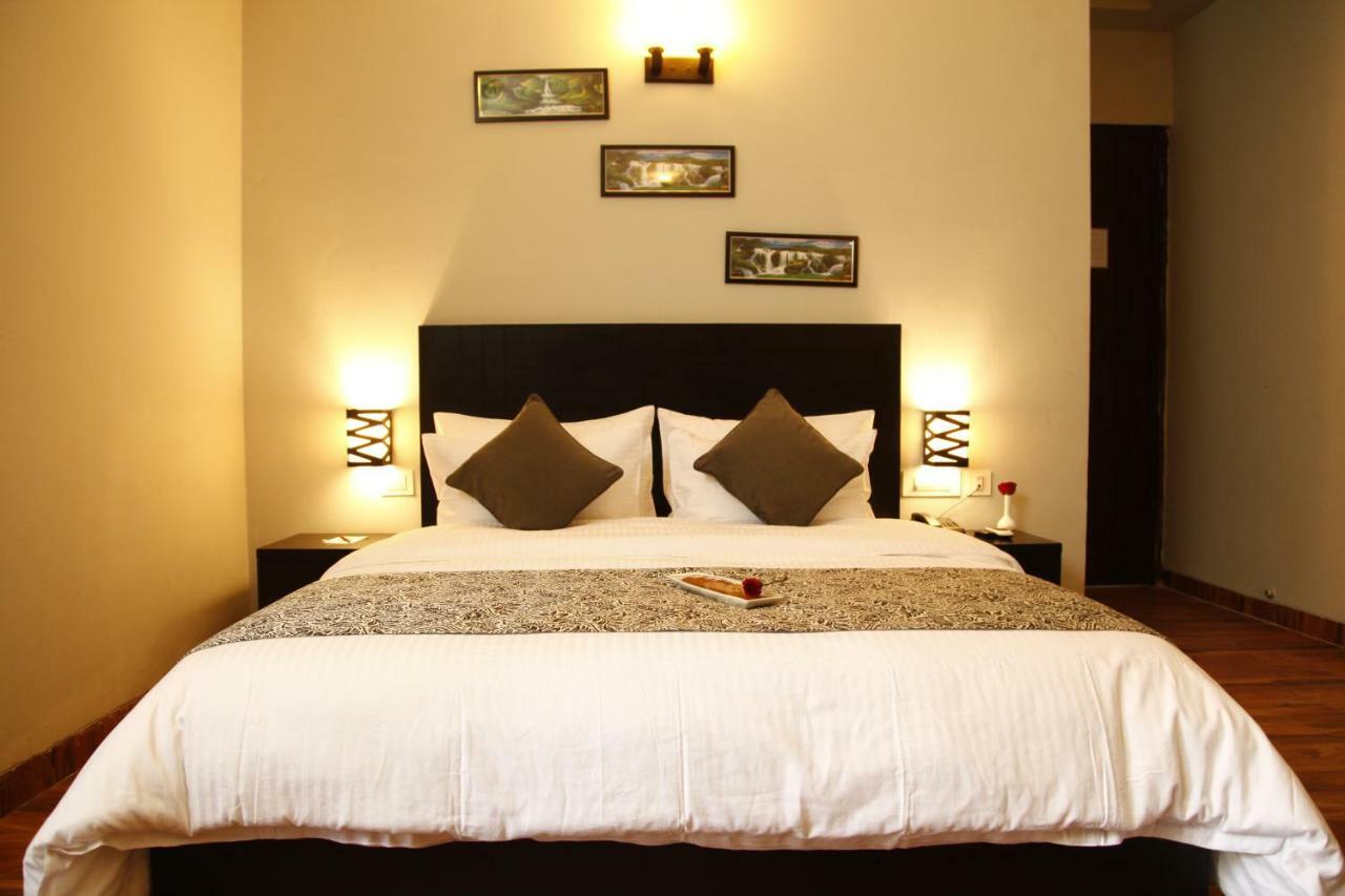 Anandam Clarks Inn Suites Vrindāvan Buitenkant foto