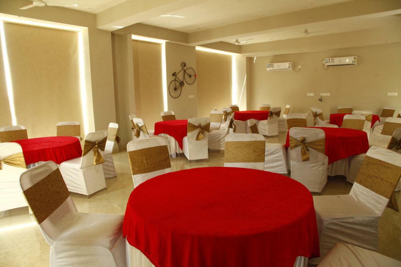 Anandam Clarks Inn Suites Vrindāvan Buitenkant foto