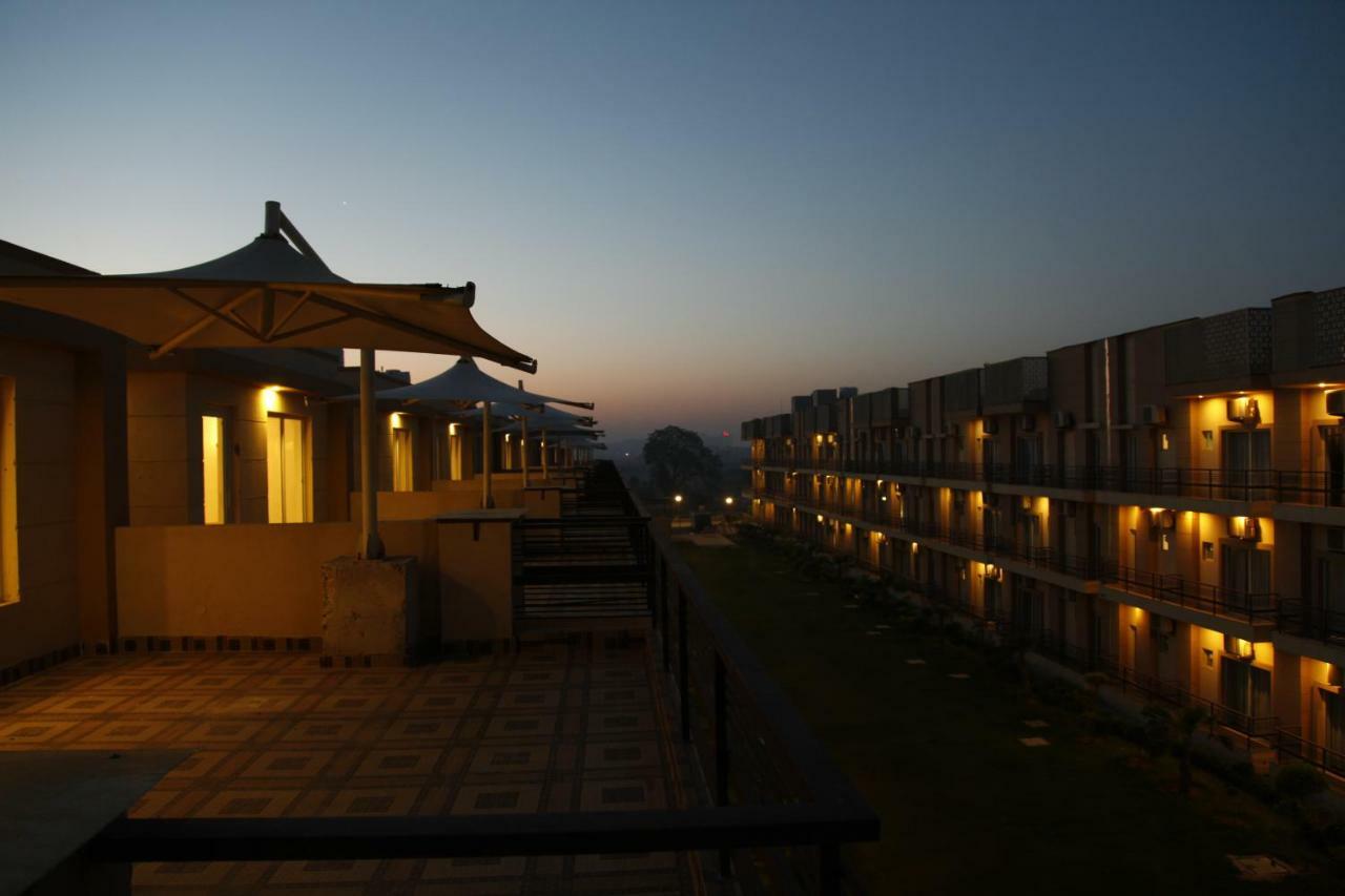 Anandam Clarks Inn Suites Vrindāvan Buitenkant foto