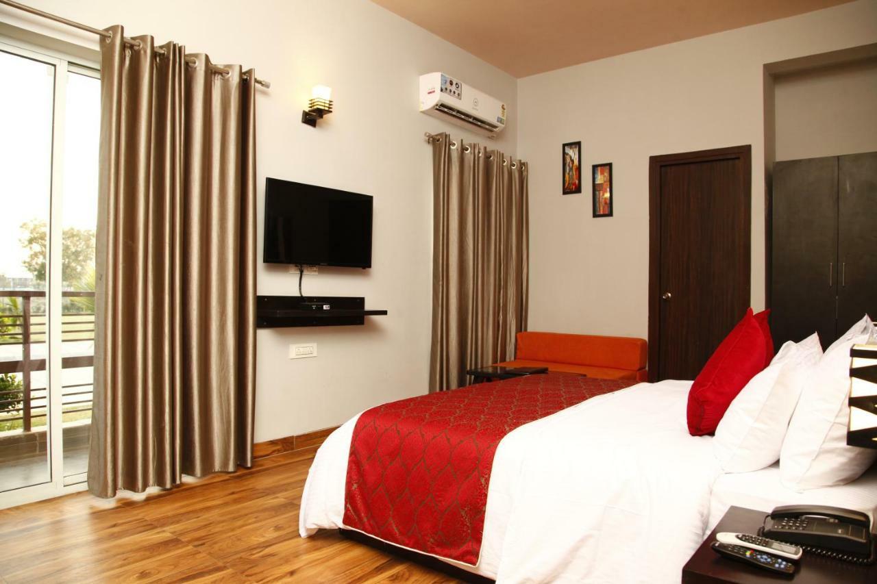 Anandam Clarks Inn Suites Vrindāvan Buitenkant foto
