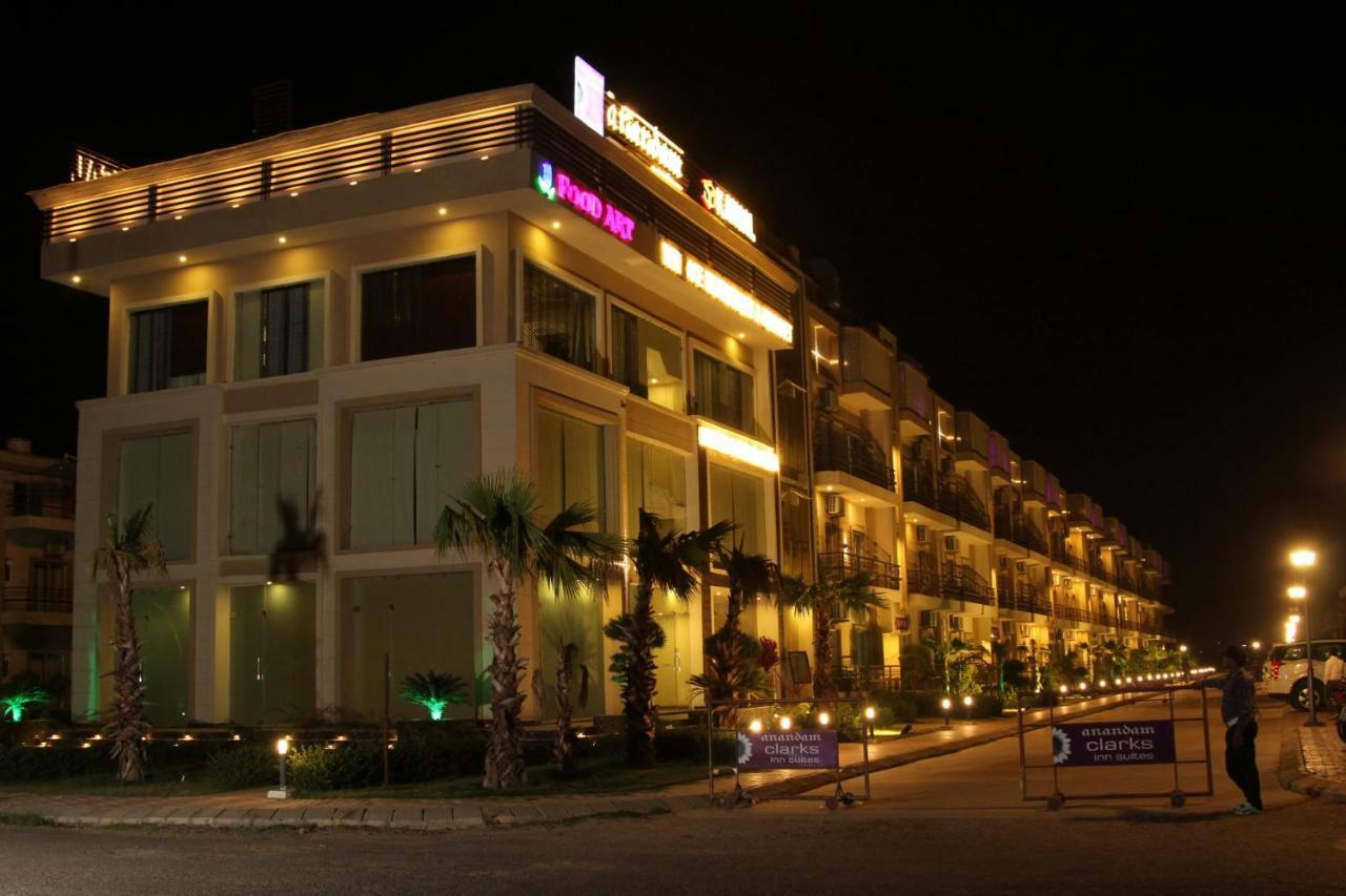 Anandam Clarks Inn Suites Vrindāvan Buitenkant foto