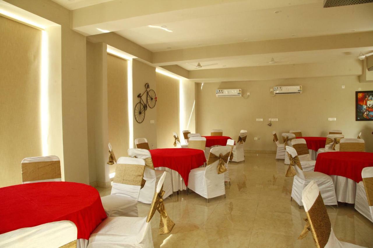 Anandam Clarks Inn Suites Vrindāvan Buitenkant foto